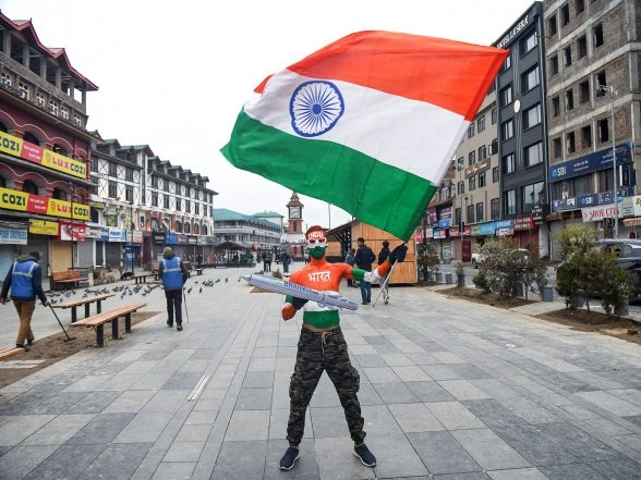 India News | Tourist Paints Himself in Tricolour as He Marks 77th Republic Day at Srinagar's Lal Chowk