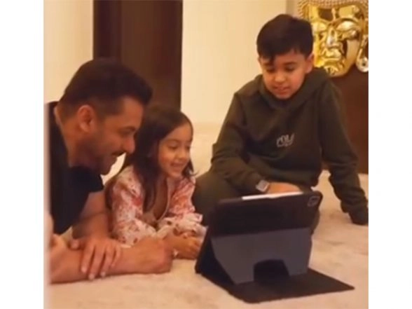 Entertainment News | Salman Khan Spends Republic Day with Niece, Nephew; Listens to Maatrubhoomi Song