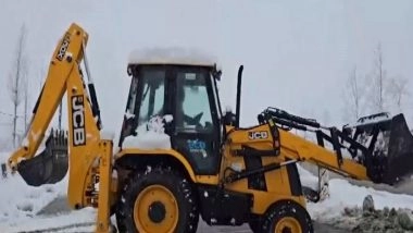 India News | Thousands of Vehicles Stranded on Jammu-Srinagar Highway Due to Snowfall