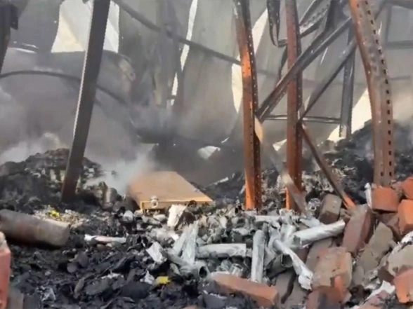 India News | Charred Remains Seen at  Manufacturing Unit After Fire Leave 3 Dead in Kolkata's Anandapur