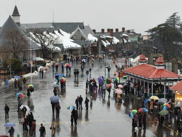 India News | Rain Lashes Shimla, Tourists Hope for Fresh Snowfall Amid IMD Warning: Govt Issues Alert as over 700 Roads Remain Blocked