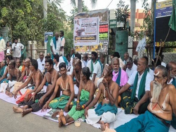 India News | Tamil Nadu: Farmers Say District Admin Ignoring Their Demands, Protest by Consuming Human Waste in Tiruchirappalli