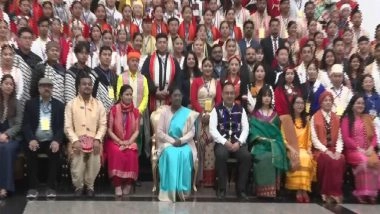 India News | President Meets Tribal Guests, Tableaux Artists, NCC Cadets, NSS Volunteers and Other Republic Day Parade Participants