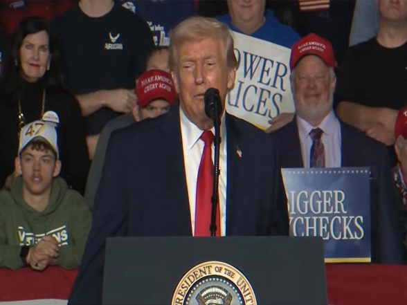 World News | Trump Repeats 'rigged Election' Claim at Iowa Rally Ahead of US Midterms