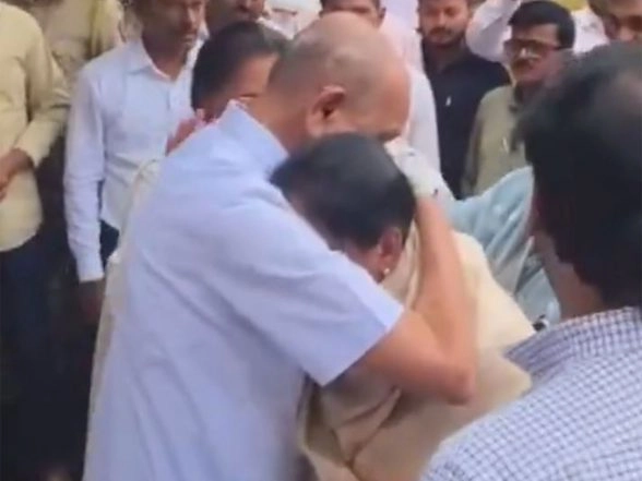 India News | Sunetra Pawar Breaks Down as Family Mourns Ajit Pawar's Death in Baramati Plane Crash