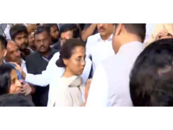 India News | Supriya Sule Pays Respects to Cousin Ajit Pawar Killed in Baramati Plane Crash