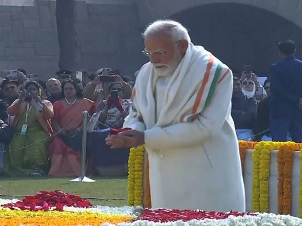India News | PM Modi Pays Floral Tribute to Mahatma Gandhi on 78th Death Anniversary at Raj Ghat