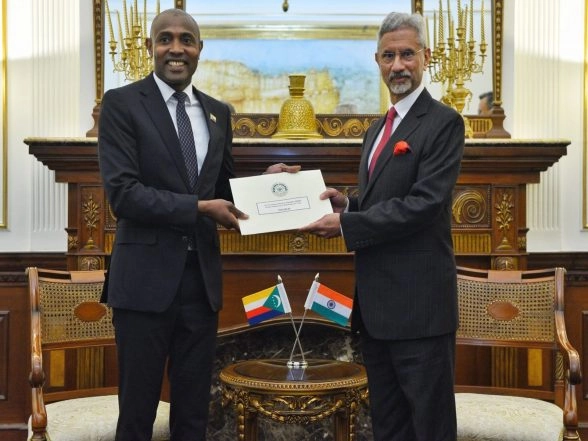 World News | EAM Jaishankar Meets with Foreign Minister of Comoros Mbae Mohamed Ahead of IAFMM 2026