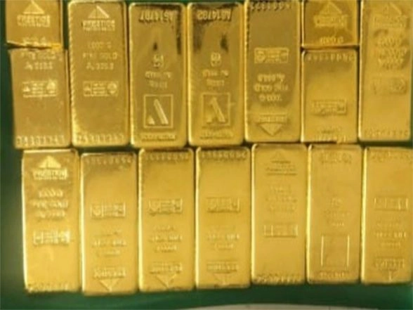 Business News | Global Uncertainty and Metal Shortage Drive Gold and Silver Prices Higher; 80% Market Running on Exchange: Jewellers