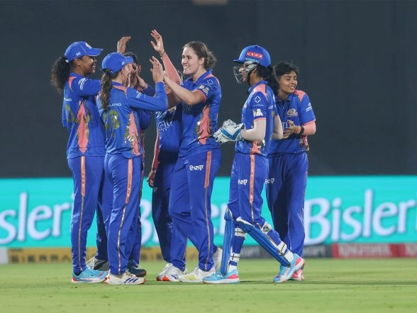 Sports News | WPL: Late Surge from Gardner-Wareham Takes Gujarat Giants to 167/4 Against MI