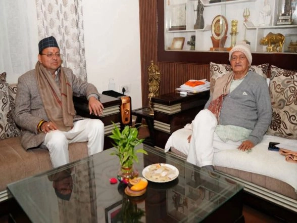 India News | Uttarakhand CM Dhami Meets Bhagat Singh Koshyari in Dehradun, Congratulates Him on Padma Bhushan Award