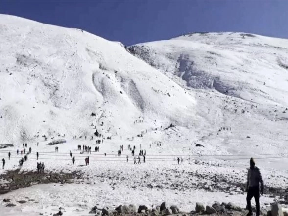 India News | Lifeline in Snow: Indian Army Rescues 29 Stranded Tourists in North Sikkim