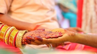 Interfaith Marriage at Police Station: Man Ties Mangalsutra to His Wife in Hyderabad As Couple Get Married for Second Time; Here's Why