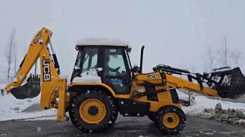 Jammu and Kashmir: Heavy Snowfall Forces Closure of Srinagar-Jammu Highway, Hundreds of Vehicles Stranded in Udhampur (Watch Video)
