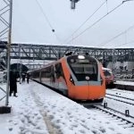Vande Bharat Conquers Winter Chill! Semi-High-Speed Train From Katra to Srinagar Passes Through Snow-Covered Tracks Amid Fresh Snowfall (Watch Video)