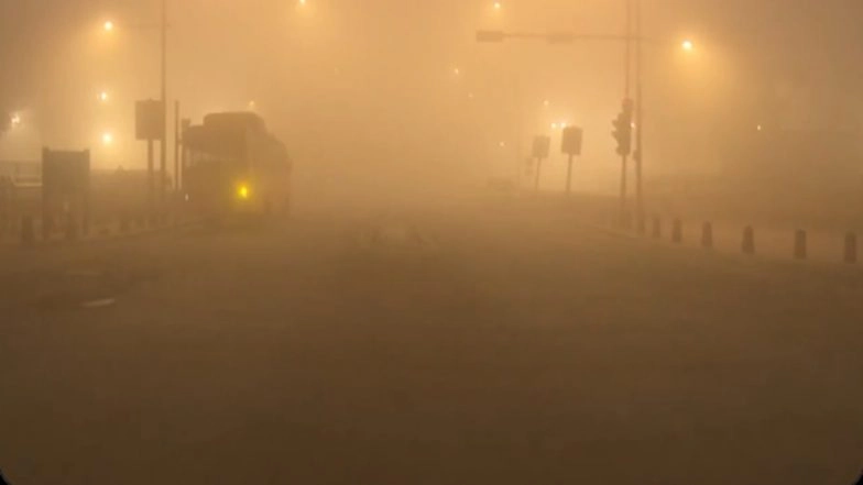 Delhi Air Pollution Hits ‘Very Poor’ Levels Amid Intense Cold Wave, AQI Reaches 346 (Watch Videos)