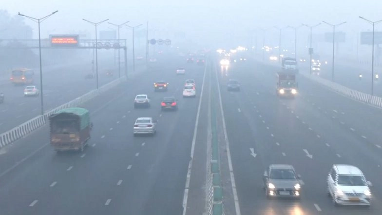 Delhi Air Pollution: Dense Smog Engulfs City; AQI Slips to ‘Severe’ at 418 as ITO, Rafi Marg, Akshardham Record Alarming Levels (Watch Video)