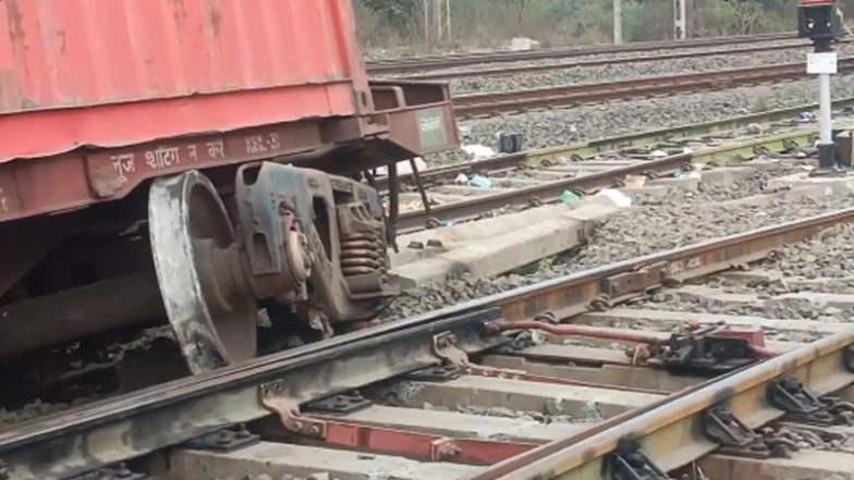 Train Derailment in Shajapur: 2 Wagons of Goods Train Derail Near Maksi Railway Station in Madhya Pradesh (Watch Video)