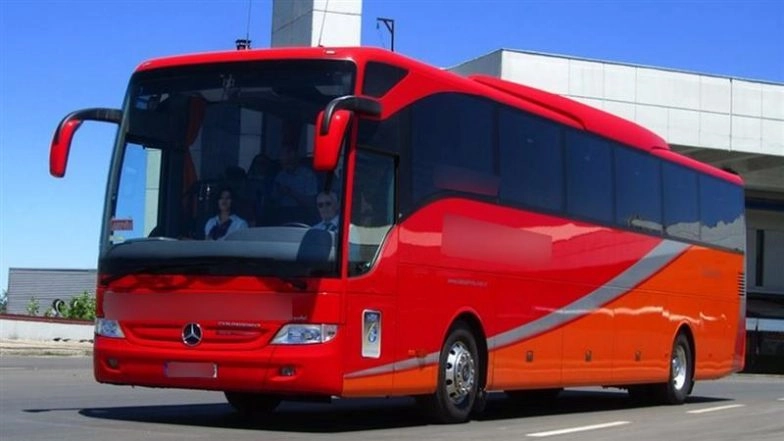 Kerala Viral Video: Clip Shows Girl Narrowly Escape From Getting Run Over by Speeding Bus in Kozhikode