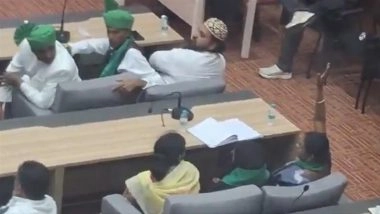 AIMIM Corporator Meera Kamble Votes for BJP Candidate Shrichand Tejwani in Amravati Mayor Election; Now Suspended (Watch Video)