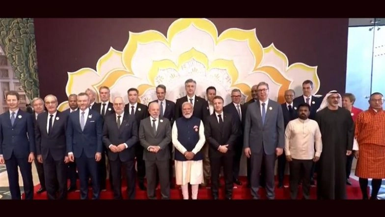 O primeiro-ministro Narendra Modi posa com líderes globais de tecnologia, incluindo Sam Altman e Sundar Pichai, no AI Impact Summit (assista aos vídeos)