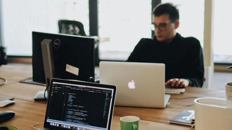 Startup demite engenheiro front-end após código gerado por IA desencadear falha na produção; A postagem viralizou nas redes sociais