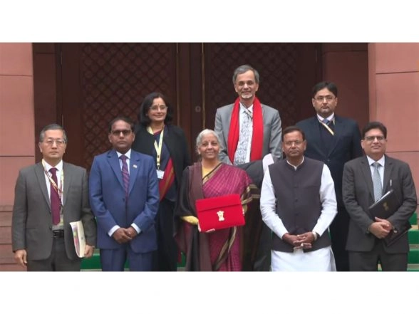 India News | FM Nirmala Sitharaman Arrives at Parliament to Attend Cabinet Meeting Ahead of Budget Presentation