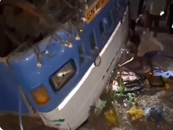 India News | Bus Carrying Devotees Meets with Accident in Tamil Nadu's Ariyalur