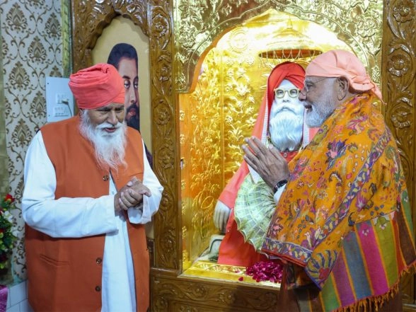 India News | Punjab: PM Modi Meets Sant Niranjan Dass at Dera Sachkhand Ballan on Guru Ravidas Jayanti