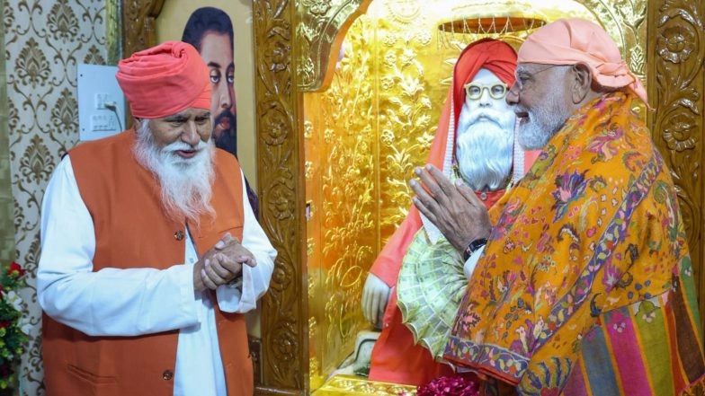 India News | Punjab: PM Modi Meets Sant Niranjan Dass at Dera Sachkhand Ballan on Guru Ravidas Jayanti