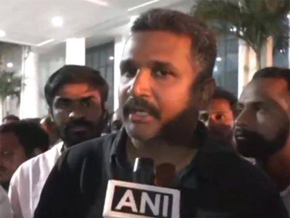 India News | Telangana: BRS Chief KCR Greets Party Workers and Leaders After SIT Questioning