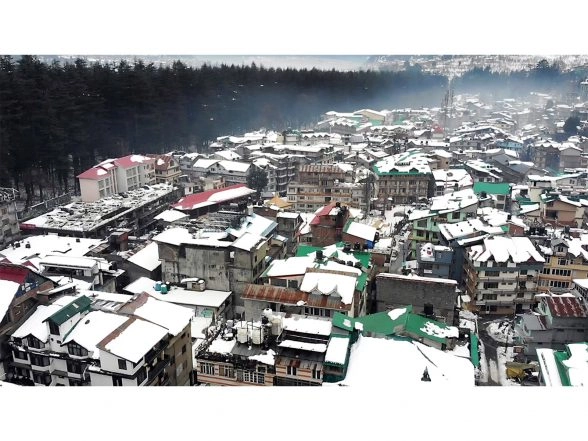 India News | Manali Blanketed by Fresh Snow, Tourists Flock to Enjoy Winter Wonderland