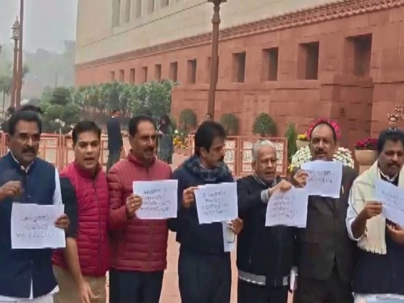 India News | Kerala Opposition MPs Protest Union Budget in Parliament as State Assembly Witnesses Uproar over Adjournment Notice Rejection