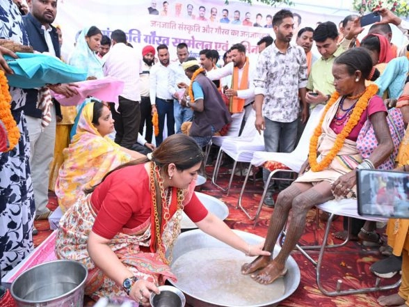 India News | Chhattisgarh: MLA Bhawna Bohra Felicitates 66 Tribal Members on Their Homecoming; Inaugurates Two Bike Ambulances for Forest Regions