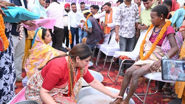 India News | Chhattisgarh: MLA Bhawna Bohra Felicitates 66 Tribal Members on Their Homecoming; Inaugurates Two Bike Ambulances for Forest Regions