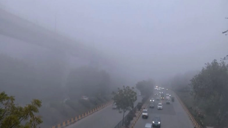 India News | Dense Fog Covers Parts of National Capital, Air Quality in 'poor' Category
