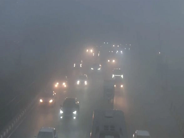 India News | Thick Fog Engulfs Delhi-NCR as Air Quality Turns 'very Poor', AQI Stands at 312