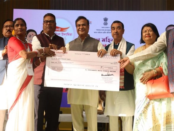India News | Assam CM Launches Distribution of Seed Capital Cheques Under MMUA in Sivasagar, Sonari Constituencies