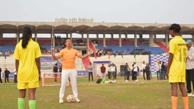 Sports News | Former India Football Captain Bhaichung Bhutia Mentors Young Athletes at Khel Academy in Korba