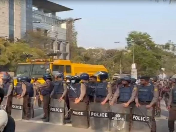 World News | Bangladesh: Police Deploy Water Cannons, Set Up Barricades as Protesters Try to Seize Chief Adviser's Residence