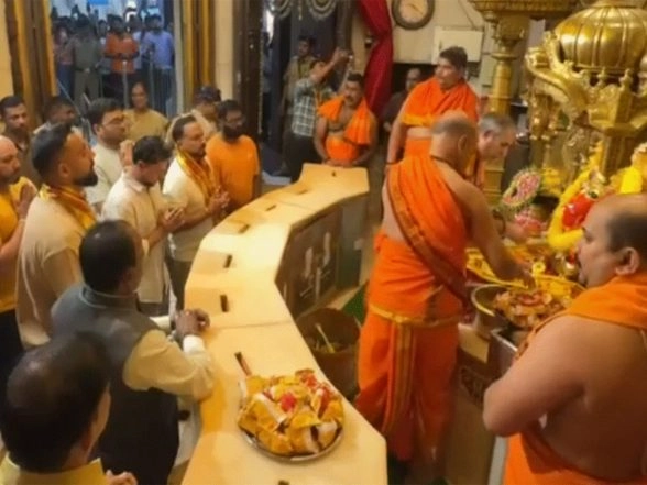 Sports News | Kuldeep Yadav, Varun Chakaravarthy, Support Staff Offer Prayers at Shri Siddhivinayak Temple Ahead of India's T20 WC Match Vs USA