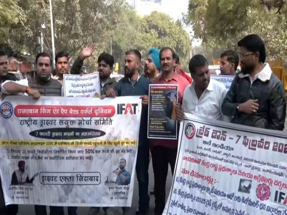 India News | Delhi: App-based Transport Workers Hold Protest at Jantar Mantar, Ask Govt to Fix Minimum Base Fares