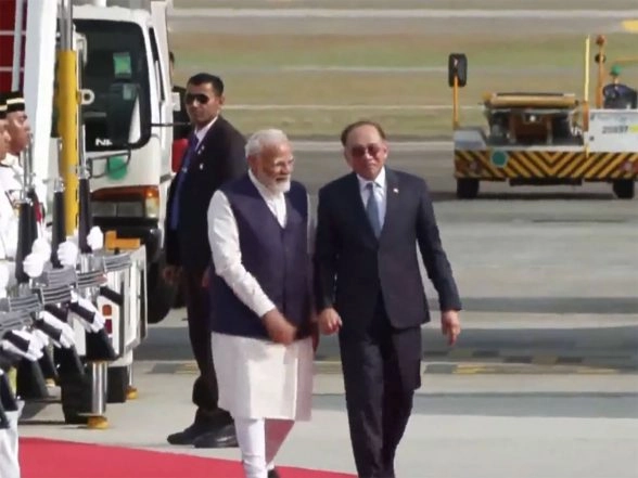 World News | PM Modi Arrives in Malaysia on a Two-day Visit, to Address Diaspora Today
