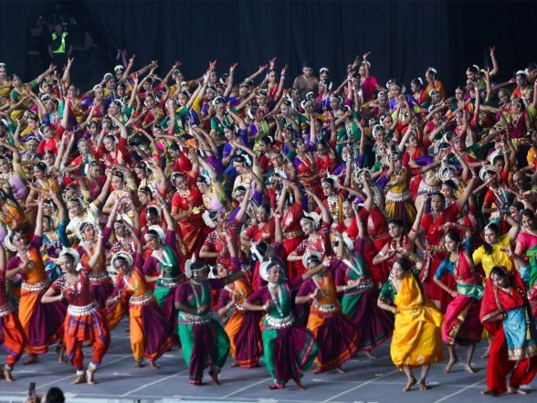 World News | Record-breaking Tradition: NSCBICC Wows Crowd with Indian Dance to Welcome PM Modi in Malaysia