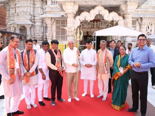 India News | Gujarat CM Bhupendra Patel Visits Ambaji to Pray for Peace and Prosperity