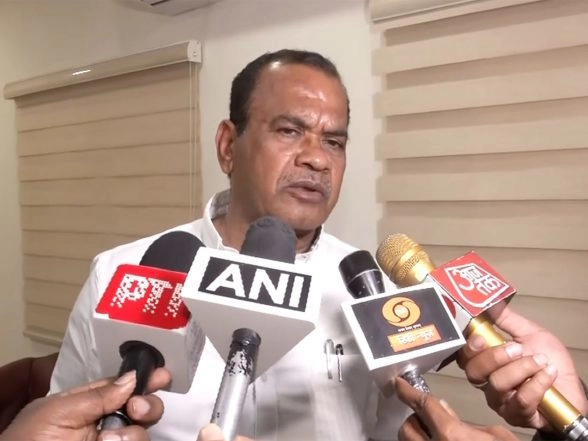 India News | Telangana Minister Komatireddy Venkat Reddy Seeks Sweeping Mandate in Nalgonda Civic Polls