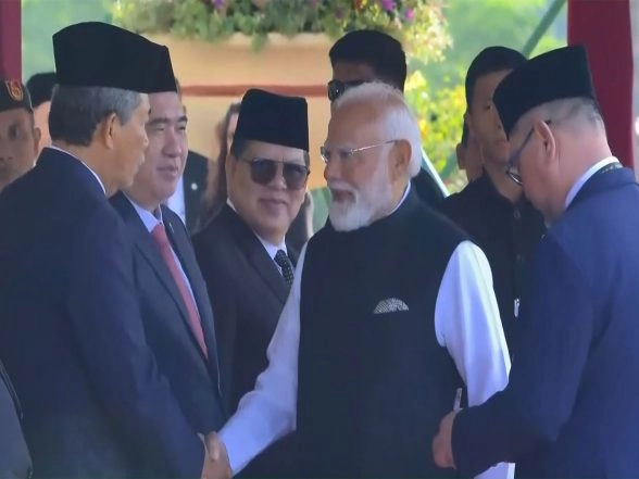 World News | PM Modi Holds Delegation-level Talks with Malaysian Counterpart Anwar Ibrahim at Perdana Putra