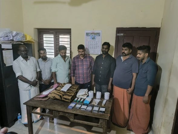 India News | Kerala: 7-member Gang Arrested for Attempting to Sell Tiger Skin, Claws, and Teeth in Kannur