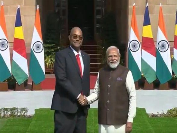 World News | Prime Minister Narendra Modi Meets Seychelles President Patrick Herminie