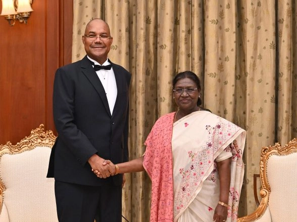 World News | President Murmu Hosts Seychelles President, Says Joint Vision Provides Strong Foundation for Bilateral Ties
